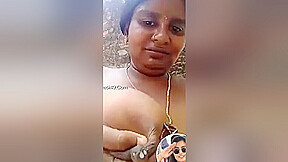 Horny Desi Bhabhi Shows Her Milky Boobs